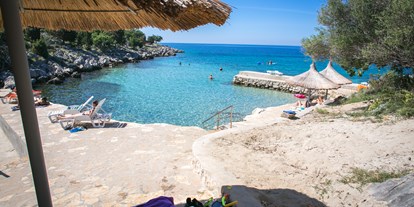 Reisemobilstellplatz - Angelmöglichkeit - Dalmatien - Schöne Aussicht auf den Strand aus den Schatten. - Kamp Kanić