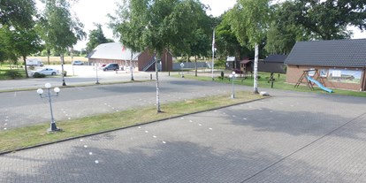 Motorhome parking space - Rastede - Rechts Waschhaus und links der Stellplatz - Hotel-Ripken