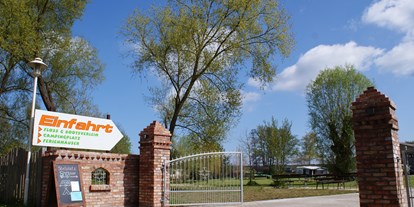 Motorhome parking space - Radweg - Usedom - Einfahrtstor zum Campingplatz beim Randow-Floß in Eggesin - Randow-Floß Camp