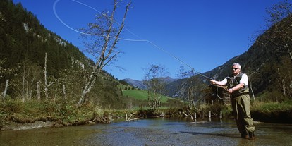 Reisemobilstellplatz - Umgebungsschwerpunkt: Berg - Österreich - Fliegenfischen am hoteleigenen Fischgewässer - Hotel Almrösl - Nationalparkgemeinde und Bergsteigerdorf Hüttschlag im Großarltal