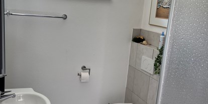 Reisemobilstellplatz - Bayern - Saubere Toilette mit Waschbecken Spiegel und Dusche  - Altdorf im Anlautertal 