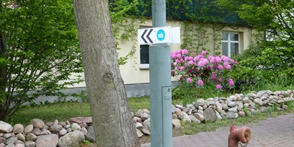 Reisemobilstellplatz - Umgebungsschwerpunkt: Therme(n) - Das Landvergnügen-Schild am Straßenrand macht auf unseren Stellplatz aufmerksam. - Landvergnügen-Stellplatz Ökohof Fläming