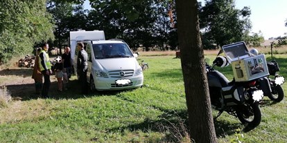 Reisemobilstellplatz - Umgebungsschwerpunkt: Fluss - Bruchhausen-Vilsen - Gäste empfangen Besuch - Hof Schwarzes Moor -Die ehemalige Heidschnuckenschäferei-