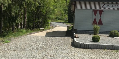 Reisemobilstellplatz - Umgebungsschwerpunkt: am Land - Schmallenberg - Einfahrt 
Gäste bitte an der Schranke anmelden - Zollposten
