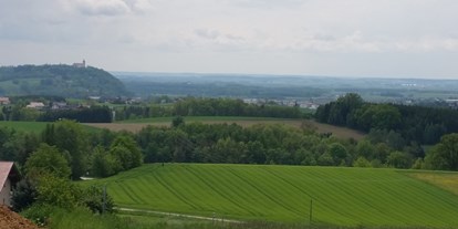 Reisemobilstellplatz - Kollnburg - Blick gerade aus auf den Bogenberg, Heimat vom Bayerischen Rautenwappen. - Pension Reiner