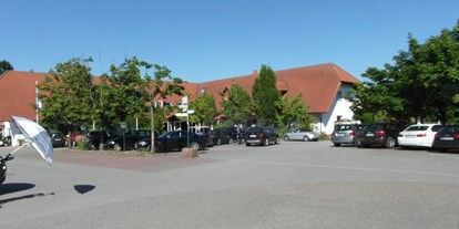 Reisemobilstellplatz - Frischwasserversorgung - Amorbach - Hotel Restaurant Gut Sansenhof Parkplatzansicht - Wohnmobil und Caravan Stellplatz "Golfanlage Gut Sansenhof"