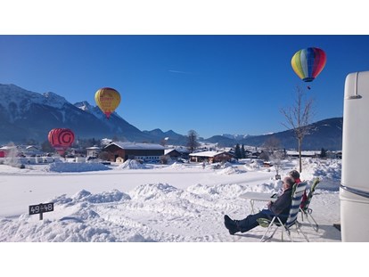 Motorhome parking space - Wintercamping - Bavaria - Panoramaplatz während der Ballonwoche  - Camping Lindlbauer Inzell