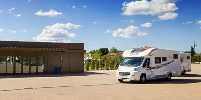 Motorhome parking space - Frischwasserversorgung - Italy - Rezeption - Firenze Camping in Town