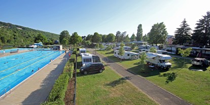 Reisemobilstellplatz - Wohnwagen erlaubt - Rosport - Camping liegt direkt am Schwimmbad - Camping route du vin Grevenmacher