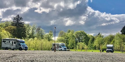 Motorhome parking space - WLAN: nur um die Rezeption vorhanden - Saxony-Anhalt - Stellplatz im Frühjahr  - Wohnmobilstellplatz Bocksberg