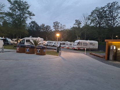Reisemobilstellplatz - Umgebungsschwerpunkt: See - Urk - Stellplätze Urkerbos bei Nacht - Vakantiepark 't Urkerbos