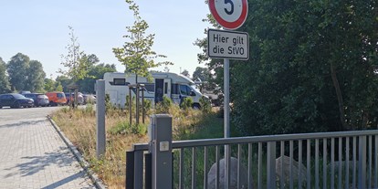 Reisemobilstellplatz - Umgebungsschwerpunkt: Stadt - Schleswig-Holstein - Wohnmobilstellplatz an der Roland Oase, Bad Bramstedt