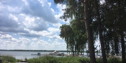 Reisemobilstellplatz - Art des Stellplatz: bei Gewässer - Mecklenburg-Vorpommern - Sicht auf den Peenestrom  - Sportboothafen Ziemitz