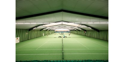 Motorhome parking space - Freital - Sportanlage (Tennis, Badminton, Squash) - Parkplatz am Hotel Sportwelt