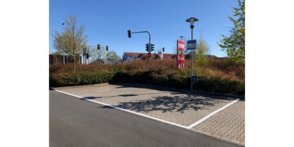 Reisemobilstellplatz - Art des Stellplatz: bei Freibad - Hessen - Rosbach vor der Höhe: Stellplatz an der Adolf-Reichwein-Halle