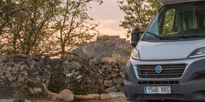 Motorhome parking space - Stromanschluss - Spain - Wohnmobil mit Blick auf das Schloss - Camperstop Alegria