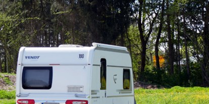 Reisemobilstellplatz - Wohnwagen erlaubt - Oberbayern - Zu- und Ausfahrt - Reisemobilstellplatz Velden
