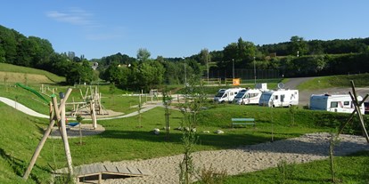 Reisemobilstellplatz - öffentliche Verkehrsmittel - Riegersburg (Riegersburg) - Stellplatz beim Naturschwimmbad und Generationenpark Jagerberg - Stellplatz am Naturschwimmbad Jagerberg
