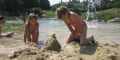 Reisemobilstellplatz - Hunde erlaubt: Hunde erlaubt - Thermenland Steiermark - Es gibt auch einen Sandstrand beim Naturschwimmbad - Stellplatz am Naturschwimmbad Jagerberg