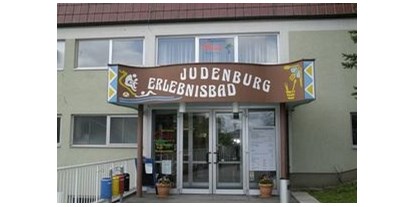 Reisemobilstellplatz - Umgebungsschwerpunkt: Stadt - Österreich - Eingangsbereich Erlebnisbad Judenburg - Wohnmobil-Stellplatz beim Erlebnisbad Judenburg