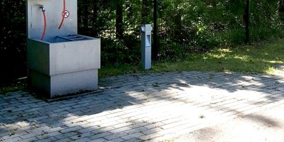 Motorhome parking space - Heidenau (Landkreis Harburg) - ENTSORGUNG DIREKT AM PLATZ
Wir haben eine kostenfreie Entsorgungsstation für Chemietoiletten und Grauwasser direkt am Platz eingerichtet - WOHNMOBIL STELLPLATZ HEIDENAU