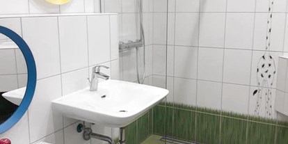Reisemobilstellplatz - Grauwasserentsorgung - Niedersachsen - KINDERDUSCHE
Für unsere kleinen Gäste steht ein extra Kinderbad mit Dusche zur Verfügung - WOHNMOBIL STELLPLATZ HEIDENAU