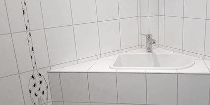 Reisemobilstellplatz - Entsorgung Toilettenkassette - Hamburg-Umland - BABYBADEWANNE
Für die Allerkleinsten steht eine Babybadewanne bereit. - WOHNMOBIL STELLPLATZ HEIDENAU