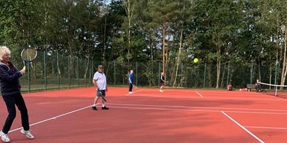 Reisemobilstellplatz - Angelmöglichkeit - Niedersachsen - TENNIS AUF TOP PLÄTZEN
Unsere beiden Hartgummi-Tennisplätze sind frisch saniert und strahlen in neuen Glanze - WOHNMOBIL STELLPLATZ HEIDENAU