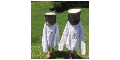 Reisemobilstellplatz - Glarus-Stadt - Besuch von Kinder im Bienenhaus - Unsere kleine Farm 