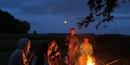 Reisemobilstellplatz - Umgebungsschwerpunkt: am Land - Niedersachsen - Abends an der Lagerfeuerstelle. Brennholz gibt´s auf Anfrage - CrohnsHof - Südlage