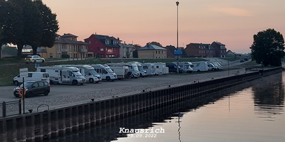 Reisemobilstellplatz - Art des Stellplatz: bei Gewässer - Sachsen-Anhalt Nord - Caravanstellplatz am Sportboothafen Nedwiganger