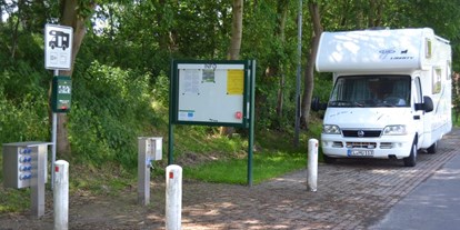 Reisemobilstellplatz - Grauwasserentsorgung - Löningen - Stellplätze am Wall, vorne im Bild Strom- und Wasserversorgungseinheit - Stellplatz am Erikasee