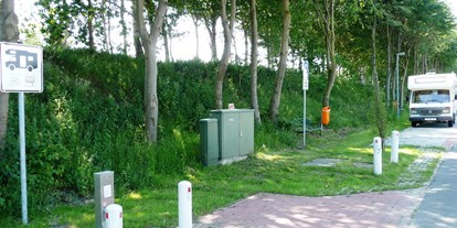 Reisemobilstellplatz - Frischwasserversorgung - Löningen - Stellplätze am Wall, vorne im Bild Entsorgungseinheit - Stellplatz am Erikasee