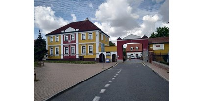 Reisemobilstellplatz - Prag und Mittelböhmische Region - Ankunft auf dem Grundstück. - Stellplatz in Prag - Rezidence BULIRO