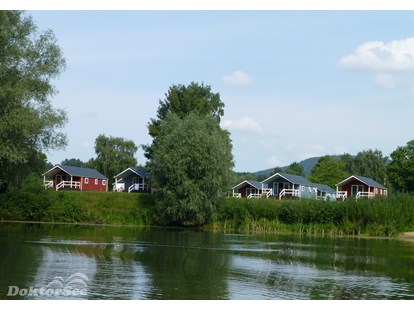 Reisemobilstellplatz - Art des Stellplatz: ausgewiesener Parkplatz - Ferienhäuser am See - Erholungsgebiet Doktorsee