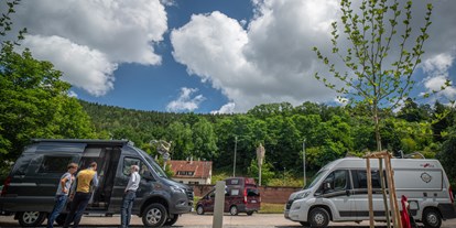 Reisemobilstellplatz - Art des Stellplatz: ausgewiesener Parkplatz - Baden-Württemberg - Wohnmobilstellplatz "Flößerwasen" in Calw-Hirsau. - Wohnmobilstellplatz Flößerwasen in Calw-Hirsau