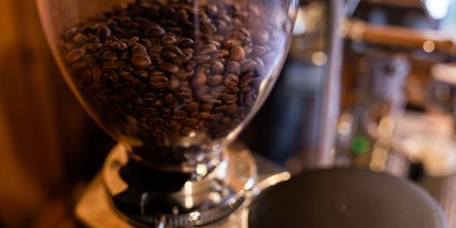 Reisemobilstellplatz - Umgebungsschwerpunkt: am Land - Sumiswald - Kein Kaffeekocher zur Hand?
Null Problemo!
Bei uns im Hofladen kannst du dir selbst einen fairen Kaffee aus unserer Kolbenmaschine zubereiten.  - Wyssrüti's Genussplätze