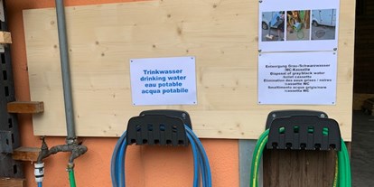 Reisemobilstellplatz - Hunde erlaubt: Hunde erlaubt - Ried-Brig - Trinkwasser und Reinigungsschlau - Stellplatz Lampertji 6 Gampel