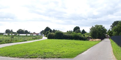 Motorhome parking space - Landgraaf - Stellplatz "Feldblick" und "Am Garten" auf dem Bauernhof Familie Kamp