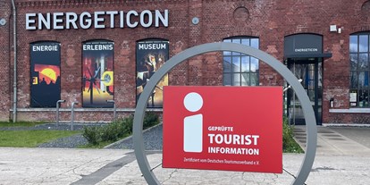 Motorhome parking space - WLAN: am ganzen Platz vorhanden - Eifel - Eingangsbereich Tourist Info - ENERGETICON