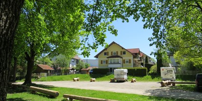 Reisemobilstellplatz - Umgebungsschwerpunkt: am Land - Wald (Landkreis Ostallgäu) - Wohnmobilstellplätze am Peitinger Wellenfreibad