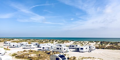 Reisemobilstellplatz - Umgebungsschwerpunkt: Strand - Fischland - Wohnwagen und Zelte am Strand - Regenbogen Prerow