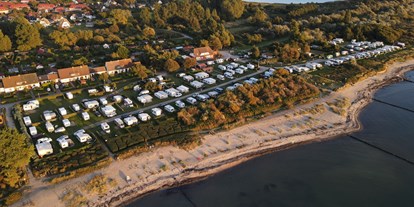 Reisemobilstellplatz - Umgebungsschwerpunkt: Strand - Luftbildaufnahme des Campingplatzes, welcher direkt am Wasser liegt. - Caravancamp "Ostseeblick"