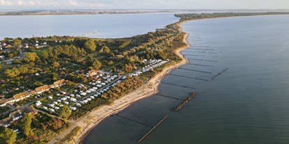 Reisemobilstellplatz - Umgebungsschwerpunkt: Meer - Glowe - Luftbildaufnahme des Campingplatzes mit Blick in Richtung "Bug". - Caravancamp "Ostseeblick"