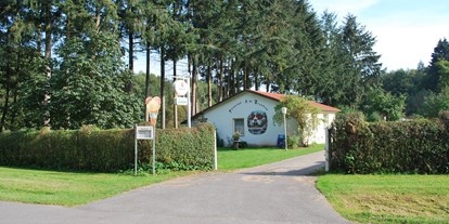 Reisemobilstellplatz - Umgebungsschwerpunkt: Fluss - Mecklenburg-Vorpommern - Einfahrt
 - Cafe & Pension "Am Brunnen"