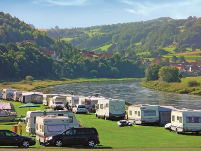 Reisemobilstellplatz - Umgebungsschwerpunkt: Fluss - Niedersachsen - Wiesen-Gelände, unparzelliert, direkt an der Weser. - Wohnmobilstellplatz auf Campingplatz Rühler Schweiz