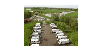 Motorhome parking space - Entsorgung Toilettenkassette - Ostfriesland - Luftaufnahme des Reisemobilstellplatzes in Detern mit Blick auf die Jümme - Reisemobilhafen in Detern