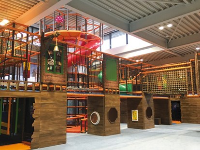 Reisemobilstellplatz - Restaurant - Indoorspielhalle "Piratennest" mit großer Rutschen- und Kletterwelt  - Übernachtungsoase Südsee-Camp