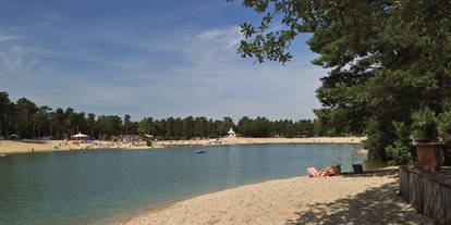 Reisemobilstellplatz - Hallenbad - Südsee-Naturbadesee mit weichem, weißen Sandstrand und großem Spielplatz an der Kinderbadebucht  - Übernachtungsoase Südsee-Camp