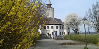 Reisemobilstellplatz - Ronneburg (Landkreis Greiz) - Genügend Parkfläche direkt vor dem Museum Burg Posterstein. - Parkplatz Burg Posterstein